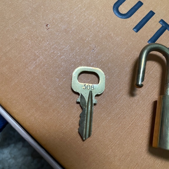 Louis Vuitton brass padlock - Picture 6 of 8